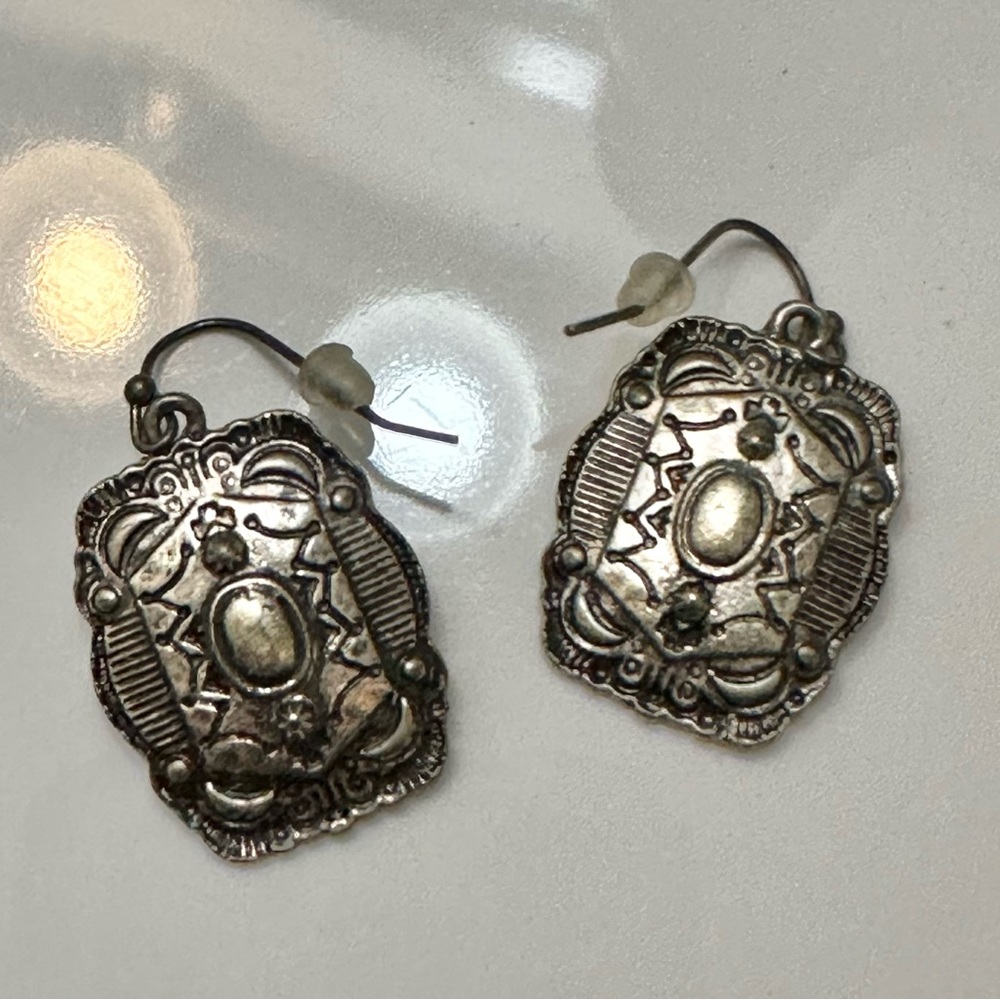 Rectangular silver earrings with etched pattern - Picture 2 of 2